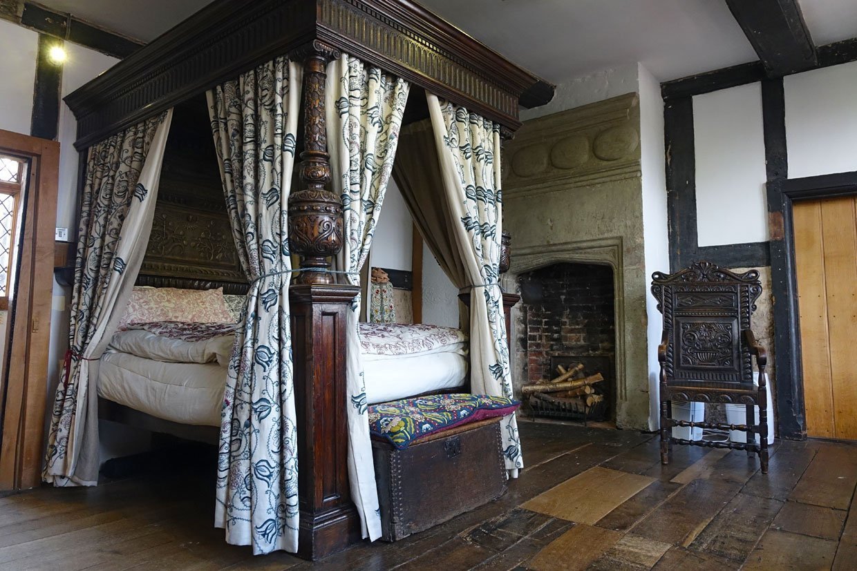 four poster bed in the bedroom