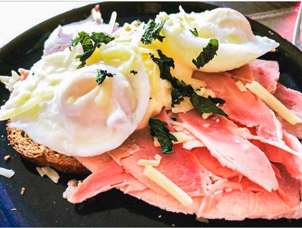 eggs benedict with ham