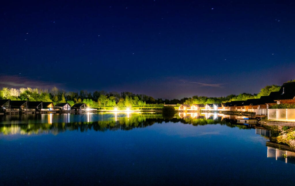twin lakes lodges at night
